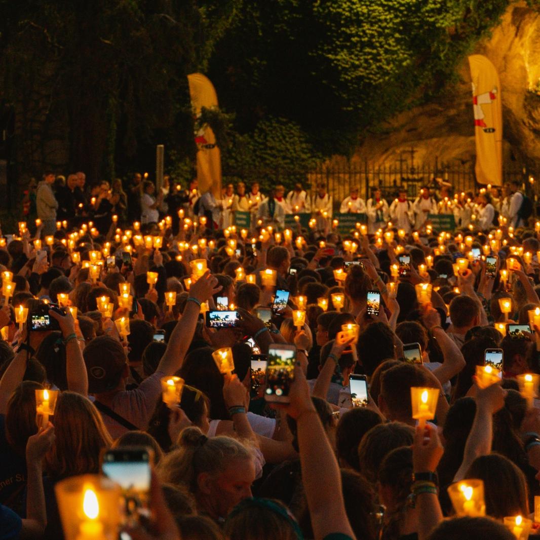 Lichterprozession mit Vigil vor der Lourdes-Grotte